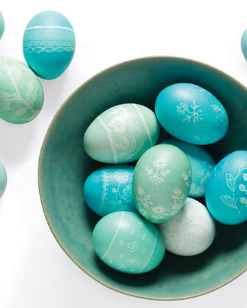 Něžně krajkovaná velikonoční vajíčka v netradičních pastelových barvách.