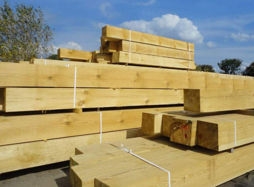 Smrkové dřevo je dostupné, levné, ale hodně sesychá a stavba si dlouho sedá.