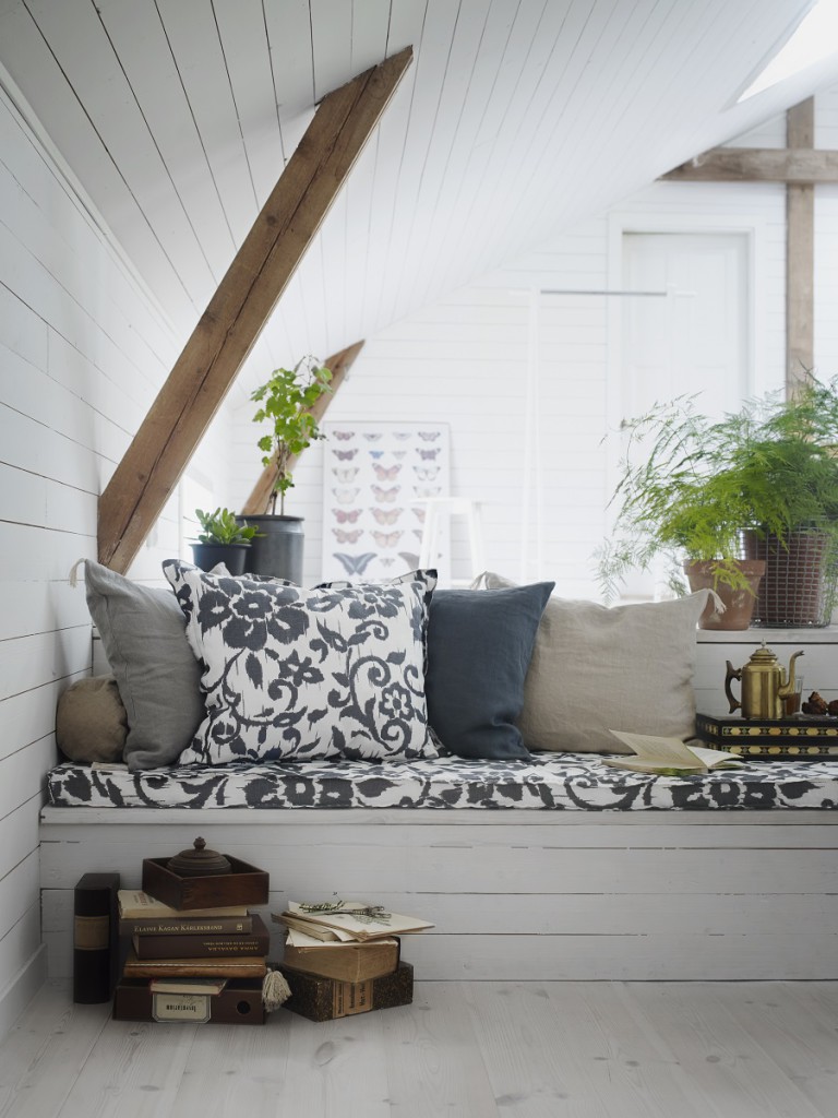 S dřevěnými nábytkem ladí motivy květin. (Foto: Ikea)