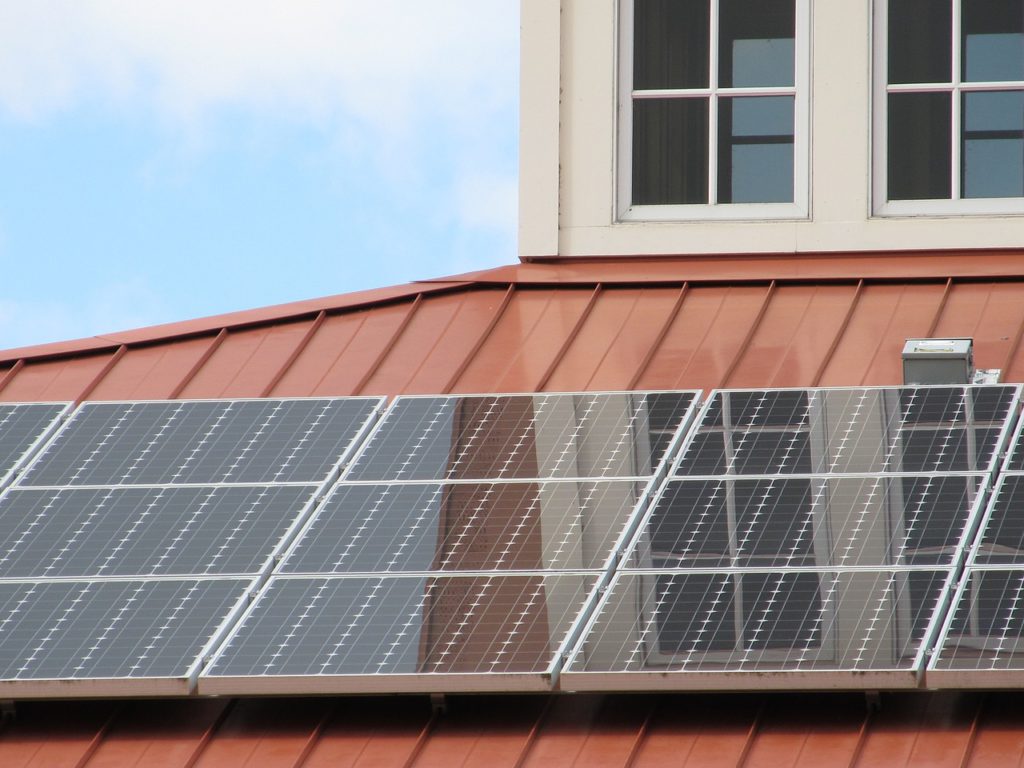 Solární panely lze rozdělit podle dvou principů - solární a fotovoltaické. Solární panely ohřívají vodu, fotovoltaické panely přeměňují sluneční energii na elektřinu.