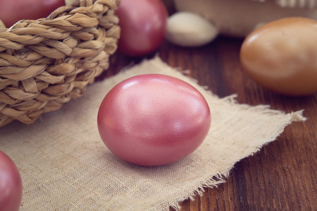 Při barvení vajíček byste měli zvolit pastelové světlejší barvy - fialovou, růžovou, světle zelenou, béžovou.