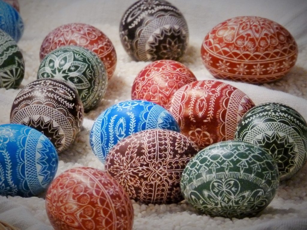 Vyškrabávaná velikonoční vajíčka - vajíčka se nejprve obarví a poté se do nich vyškrabávají vzory a ornamenty.