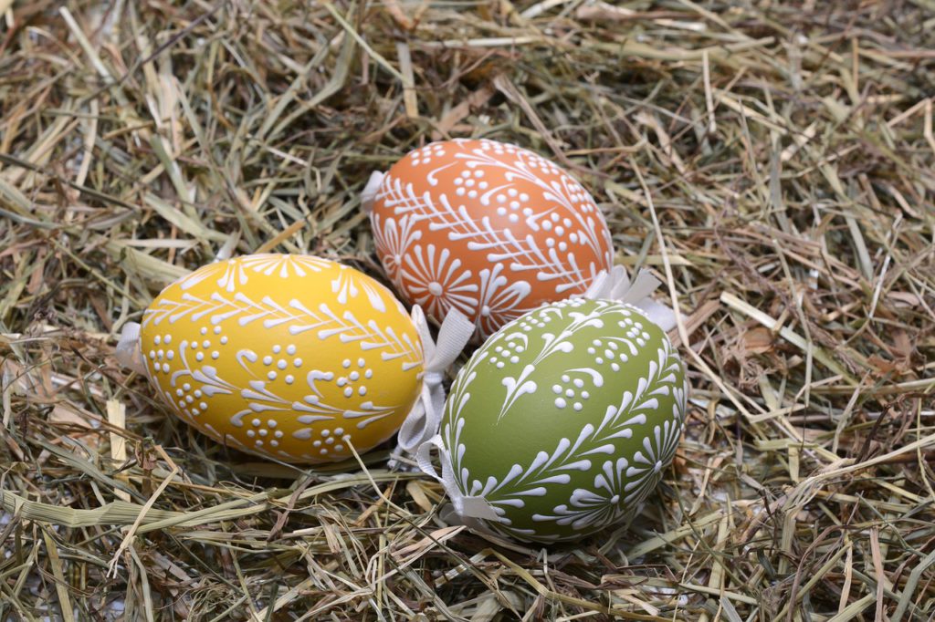 Nabarvená vajíčka s plastickým voskovým vzorem. Často se používá na vejdumky - vyfouknutá vajíčka.