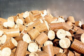 Topení biomasou