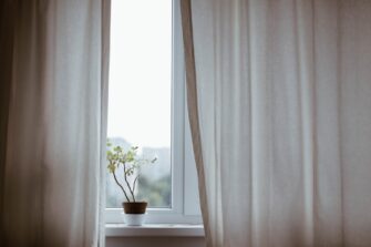 Látkové stínění v domácnosti – klíč k hezčím pokojům a nižším účtům